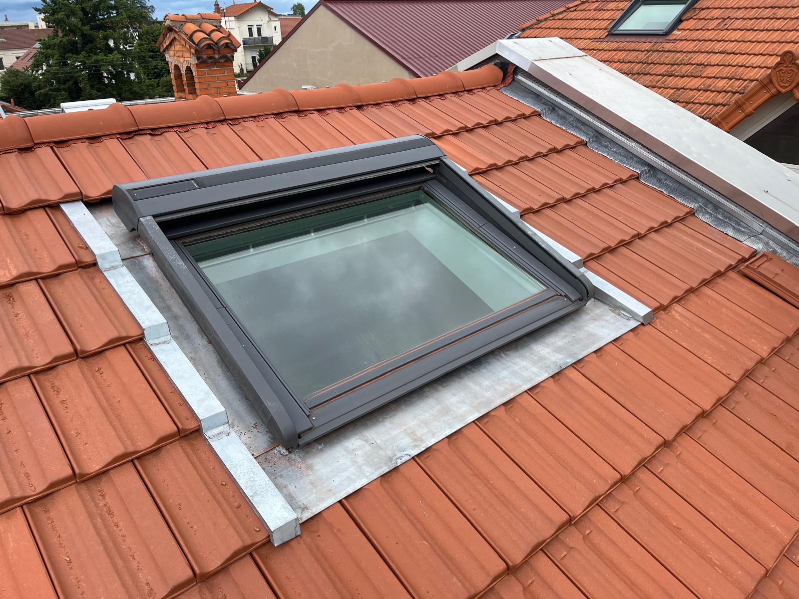 Fenêtre de toit plate — abergement zinc sur tuiles