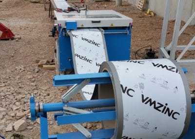 Profileuse joint debout VMZINC sur chantier